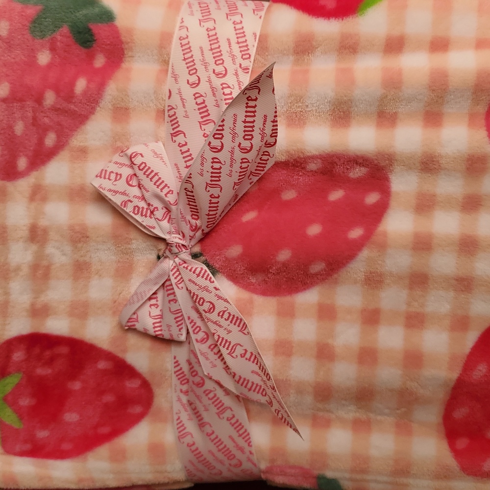 Juicy Couture Pink Gingham Plaid Strawberries Ultra Soft Throw Blanket 50"x70" - Picture 3 of 4